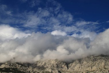 Beyaz ipuçlu mavi gökyüzü