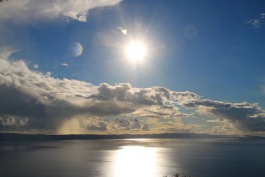 Beyaz ipuçlu mavi gökyüzü