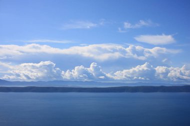 Beyaz ipuçlu mavi gökyüzü