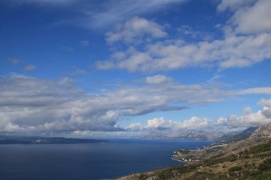 Beyaz ipuçlu mavi gökyüzü