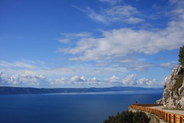 Beyaz ipuçlu mavi gökyüzü
