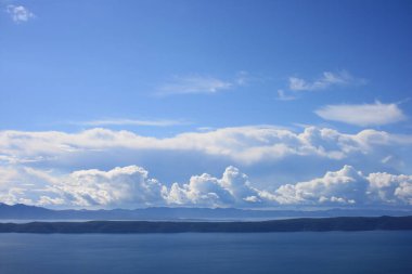 Beyaz ipuçlu mavi gökyüzü