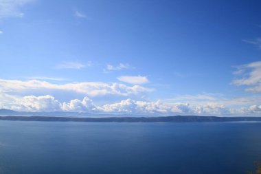 Beyaz ipuçlu mavi gökyüzü