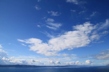 Beyaz ipuçlu mavi gökyüzü