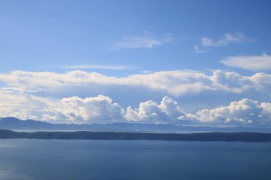Beyaz ipuçlu mavi gökyüzü
