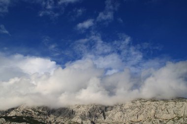 Beyaz ipuçlu mavi gökyüzü