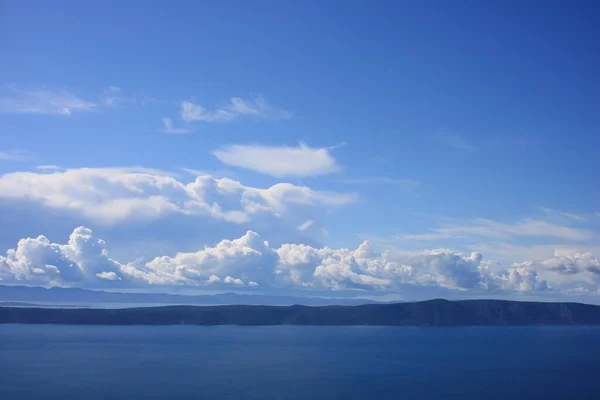 Langit Biru Dengan Petunjuk Putih — Stok Foto