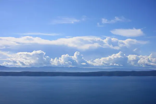 Langit Biru Dengan Petunjuk Putih — Stok Foto