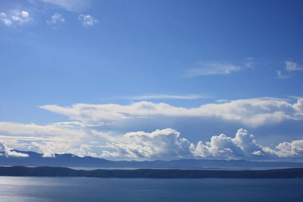 Langit Biru Dengan Petunjuk Putih — Stok Foto