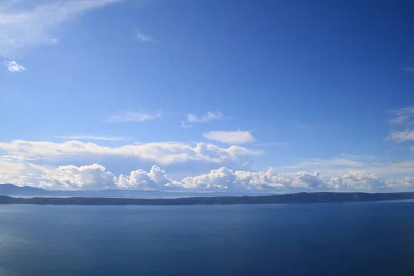 Langit Biru Dengan Petunjuk Putih — Stok Foto