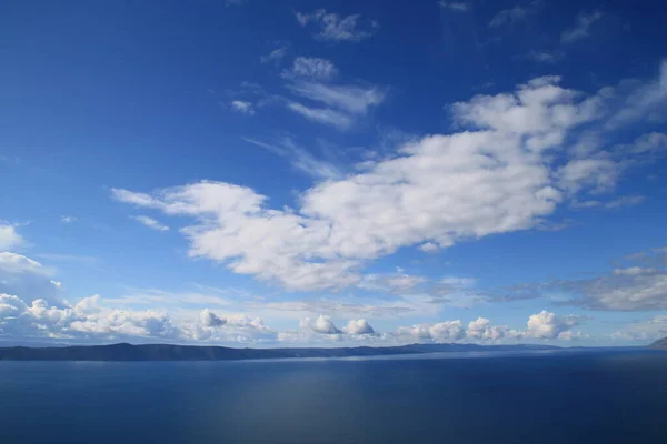 Langit Biru Dengan Petunjuk Putih — Stok Foto