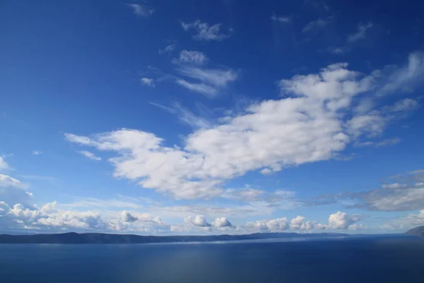 Langit Biru Dengan Petunjuk Putih — Stok Foto