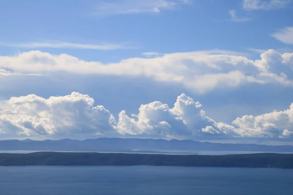 Langit Biru Dengan Petunjuk Putih — Stok Foto