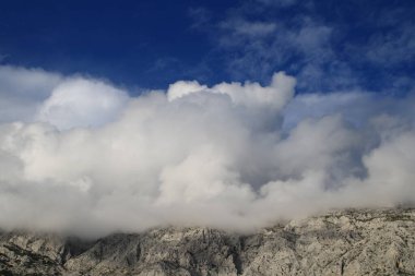 Beyaz ipuçlu mavi gökyüzü