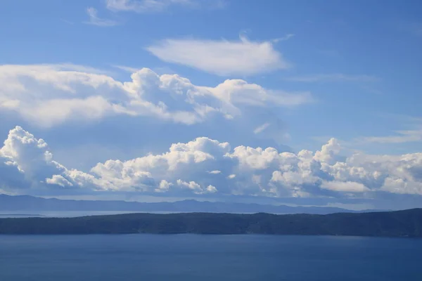 Langit Biru Dengan Petunjuk Putih — Stok Foto
