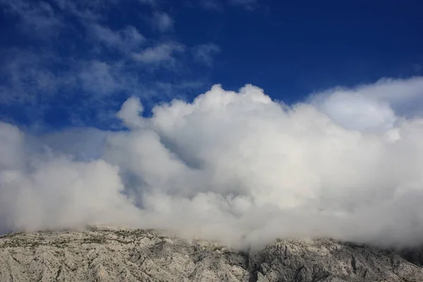 Голубое Небо Белыми Пятнами — стоковое фото