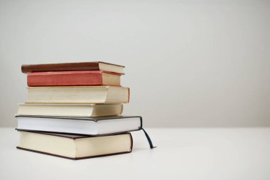 Beyaz arkaplan üzerine kitap yığını