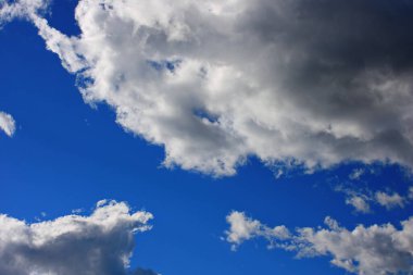 Beyaz ipuçlu mavi gökyüzü