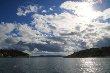 Beyaz ipuçlu mavi gökyüzü