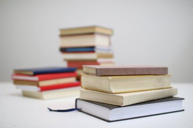 Beyaz arkaplan üzerine kitap yığını