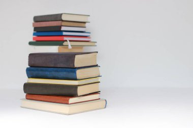 Beyaz arkaplan üzerine kitap yığını