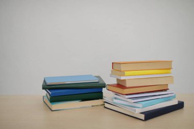 Beyaz arkaplan üzerine kitap yığını