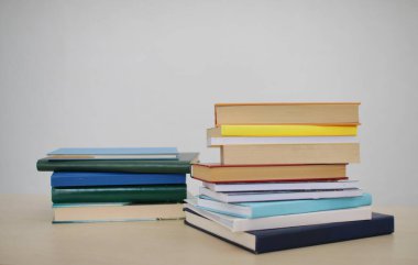 Beyaz arkaplan üzerine kitap yığını