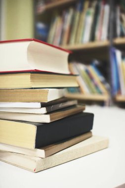 Beyaz arkaplan üzerine kitap yığını