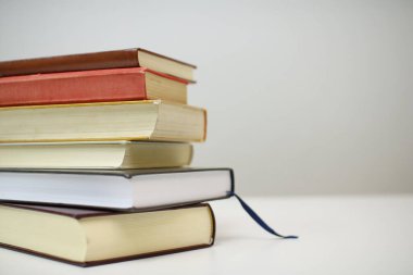 Beyaz arkaplan üzerine kitap yığını