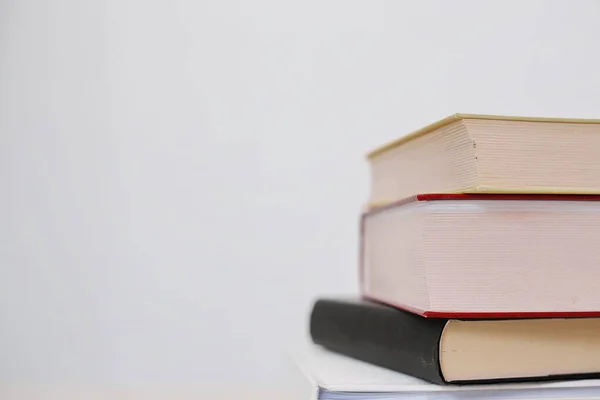 Stapel Von Büchern Auf Weißem Hintergrund — Stockfoto