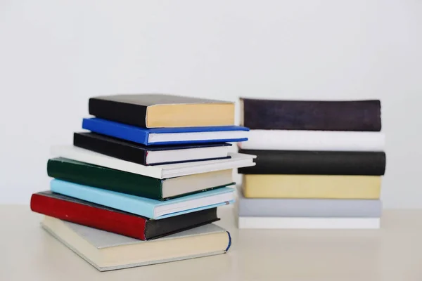 Montón Libros Sobre Fondo Blanco — Foto de Stock