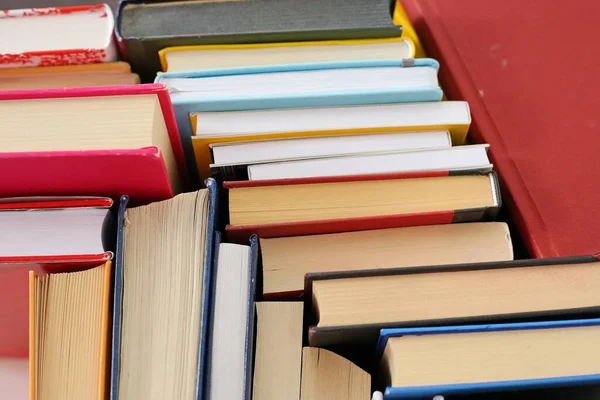Beyaz arkaplan üzerine kitap yığını