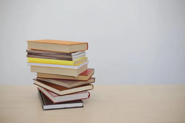 Montón Libros Sobre Fondo Blanco — Foto de Stock