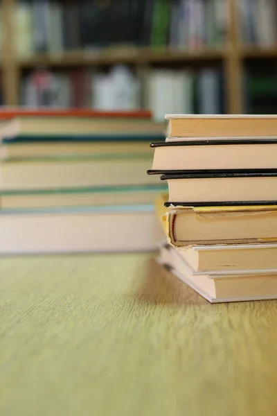 Stapelbare Bücher Auf Einem Schreibtisch Der Bibliothek — Stockfoto