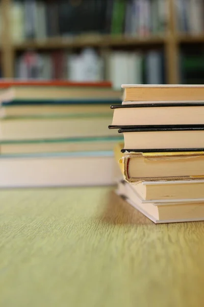 Libros Apilados Escritorio Biblioteca —  Fotos de Stock