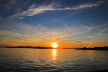 Hırvatistan 'da deniz üzerinde gün batımı