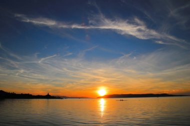 Hırvatistan 'da deniz üzerinde gün batımı