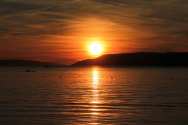 Hırvatistan 'da deniz üzerinde gün batımı