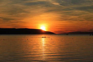 Hırvatistan 'da deniz üzerinde gün batımı