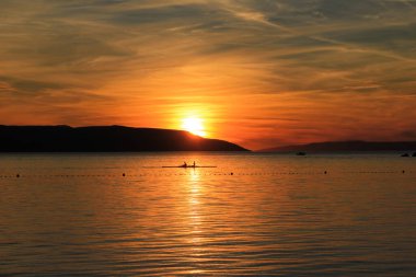 Hırvatistan 'da deniz üzerinde gün batımı