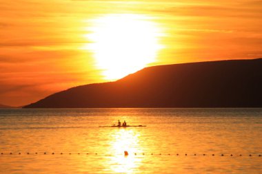 Hırvatistan 'da deniz üzerinde gün batımı