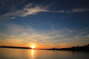 Hırvatistan 'da deniz üzerinde gün batımı