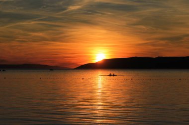 Hırvatistan 'da deniz üzerinde gün batımı