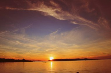Hırvatistan 'da deniz üzerinde gün batımı