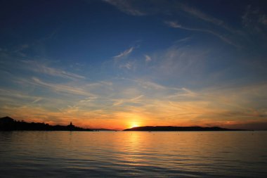 Hırvatistan 'da deniz üzerinde gün batımı