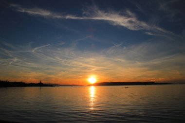 Hırvatistan 'da deniz üzerinde gün batımı