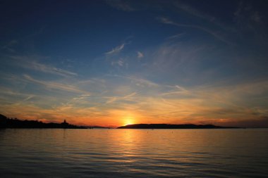 Hırvatistan 'da deniz üzerinde gün batımı