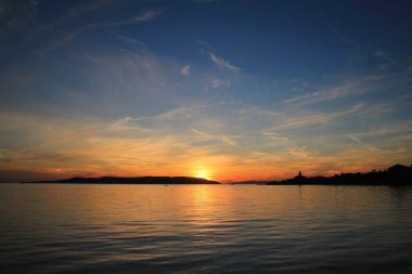 Hırvatistan 'da deniz üzerinde gün batımı