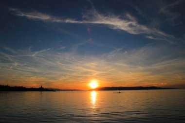 Hırvatistan 'da deniz üzerinde gün batımı