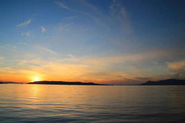 Auringonlasku Yli Meren Kroatiassa — kuvapankkivalokuva